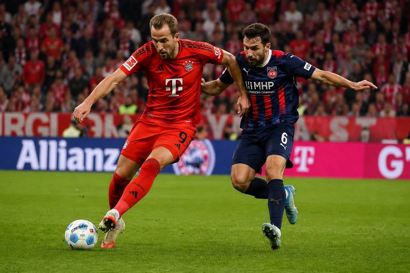 Spielszene zwischen Bayern München und dem 1. FC Heidenheim in der Allianz Arena