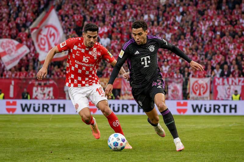 Spielszene zwischen Mainz 05 und Bayern München in der Mewa Arena