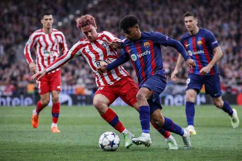 Realistisch wirkende Spielszene zwischen Atlético Madrid und dem FC Barcelona im Metropolitano