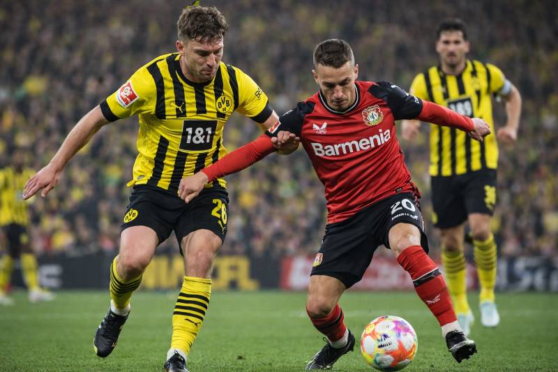 Realistisch wirkende Spielszene zwischen Borussia Dortmund und Bayer Leverkusen im Signal Iduna Park