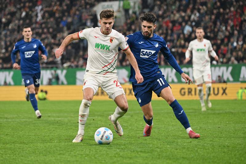 Realistisch wirkende Spielszene zwischen dem FC Augsburg und der TSG Hoffenheim in der WWK Arena