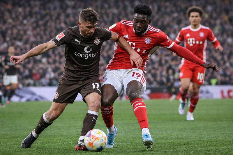 Realistisch wirkende Spielszene zwischen dem FC St. Pauli und Bayern München im Millerntor-Stadion