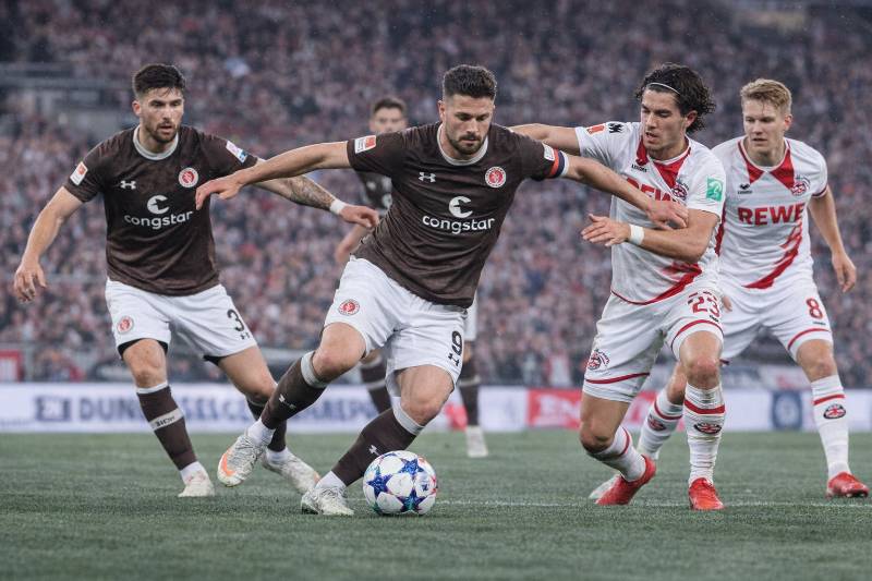 Spielszene zwischen dem FC St. Pauli und dem 1. FC Köln im Millerntor-Stadion