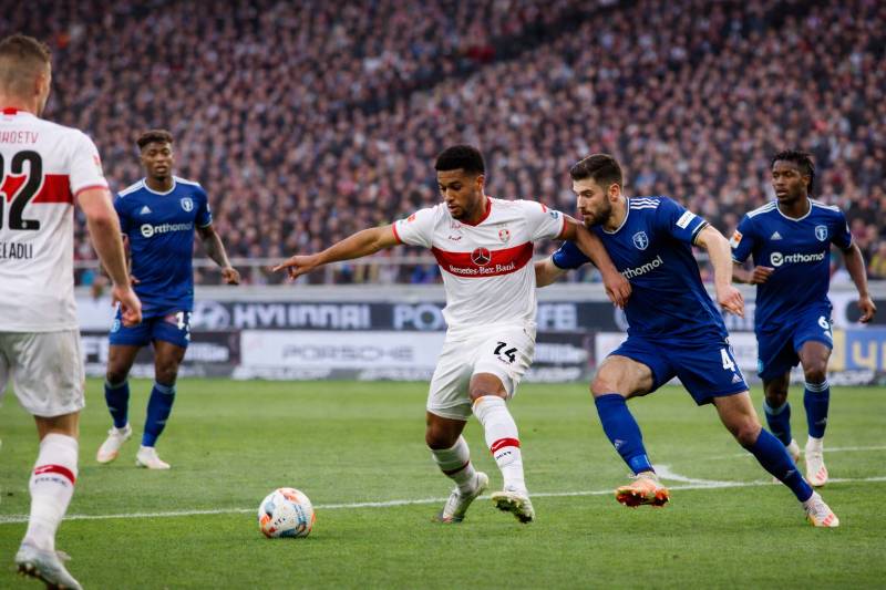 Realistisch wirkende Spielszene zwischen dem VfB Stuttgart und dem HSV in der MHPArena