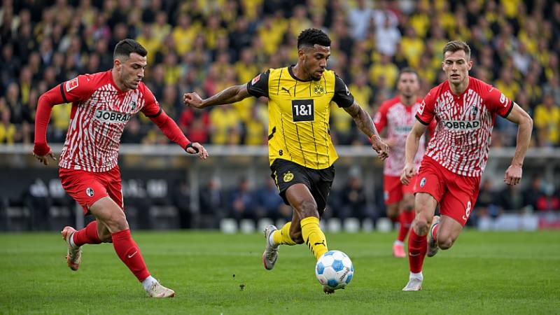 Spielszene zwischen Borussia Dortmund und dem SC Freiburg im Signal Iduna Park