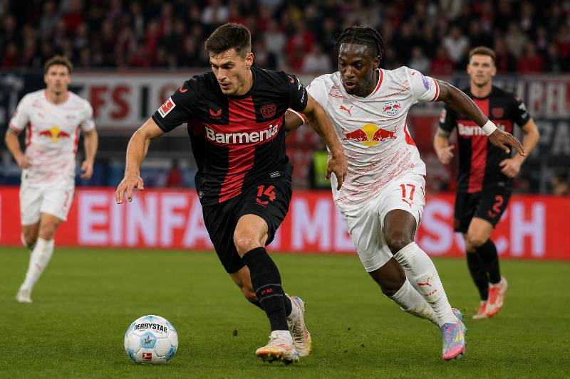 Spielszene zwischen Bayer Leverkusen und RB Leipzig in der BayArena