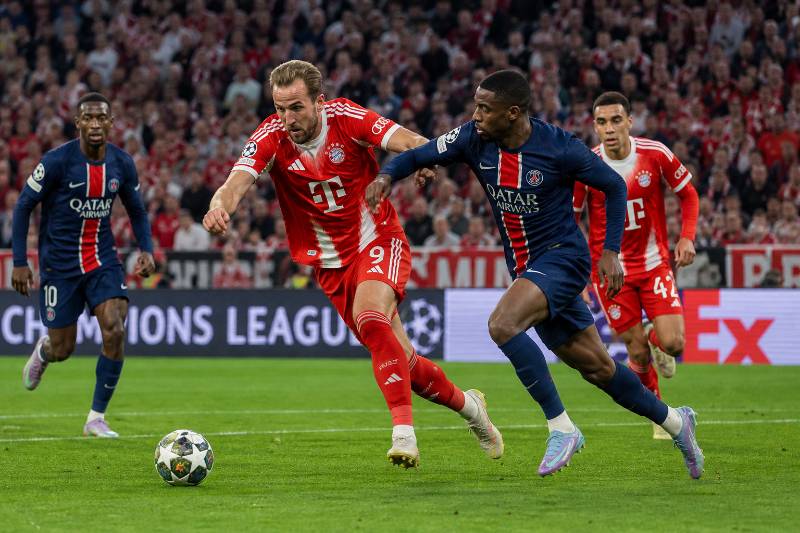 Spielszene zwischen Bayern München und Paris Saint-Germain in der Allianz Arena
